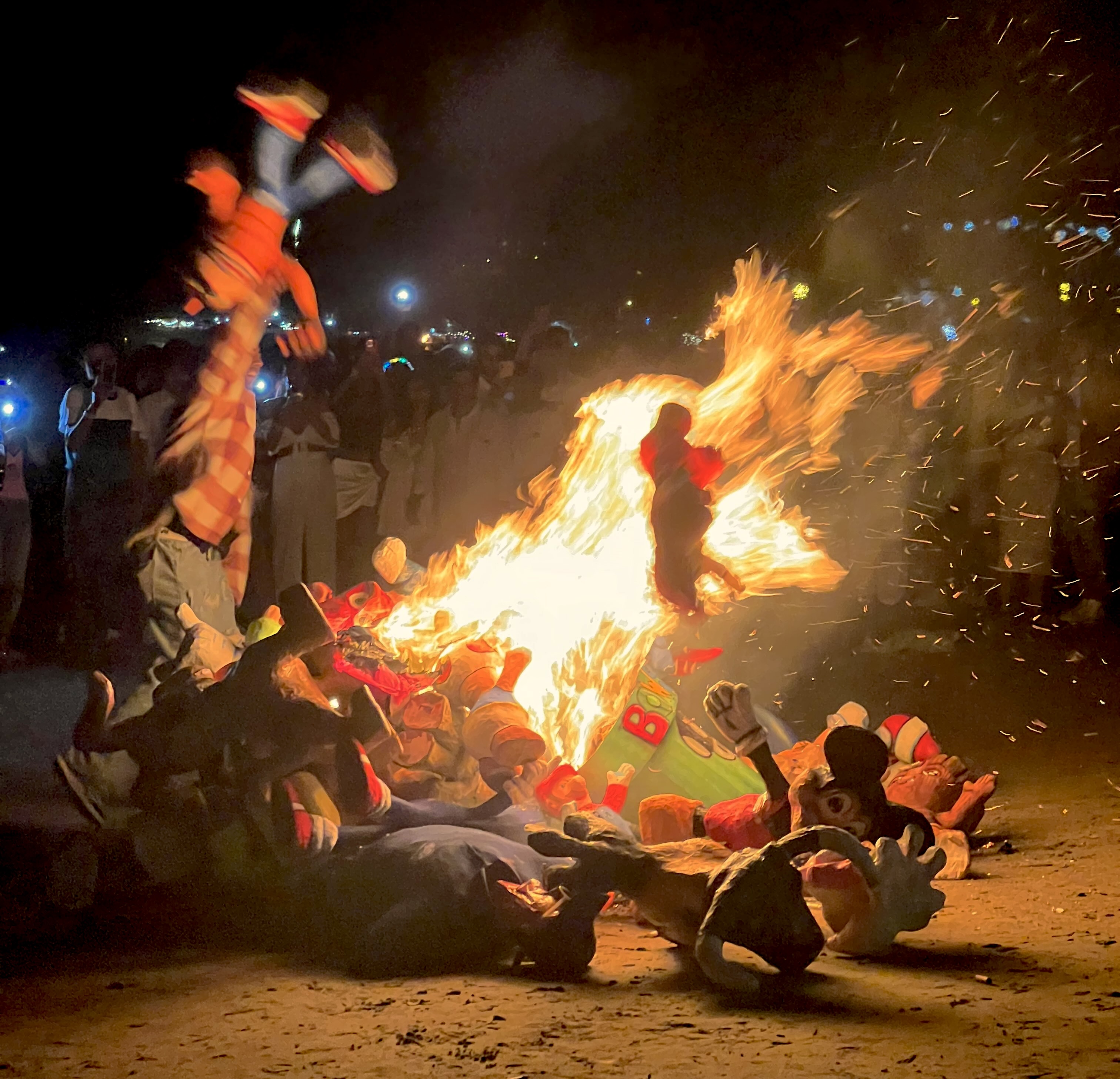 Año Viejo: Crash Bandicoot about to be thrown into fire.